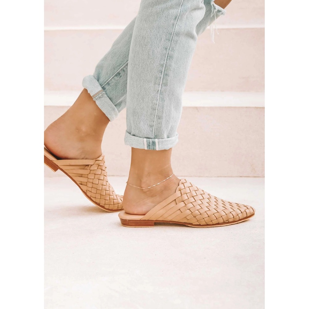 Liberte Prague Mules Size 9 Cream Woven Cowhide Leather Pointed Toe Slip-On